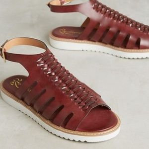 Liendo slip on sandals with buckle!